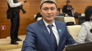 Фотография к новости: "Ақшасын қолма-қол әкеліп бересіздер". Депутат мұғалімнен келген шағымды жариялады