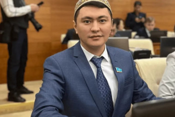 Фотография к новости: "Ақшасын қолма-қол әкеліп бересіздер". Депутат мұғалімнен келген шағымды жариялады