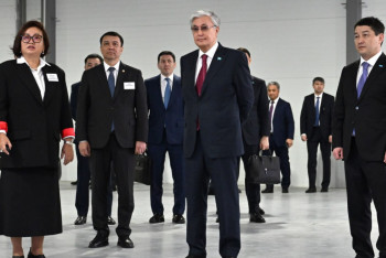 Фотография к новости: Президент Ақтаудағы көтерме сауда-тарату орталығын аралап көрді