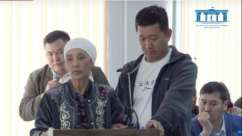 Фотография к новости: Шерзаттың әжесі айыпталушылармен бірге болған қыздардың не істегенін айтты