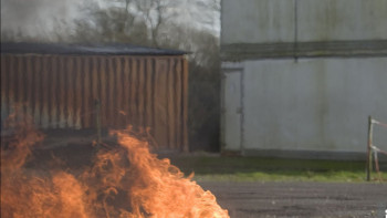 Фотография к новости: Астанада қоймадағы жиһаз бен автокөлік бөлшектері өртенді