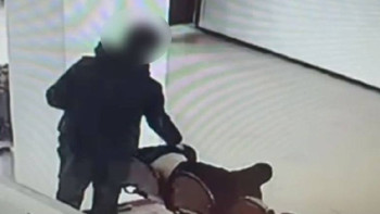 Фотография к новости: Автобекетте ұйықтап жатқан ер адамның 2 млн теңгесін ұрлап кеткен