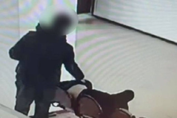 Фотография к новости: Автобекетте ұйықтап жатқан ер адамның 2 млн теңгесін ұрлап кеткен