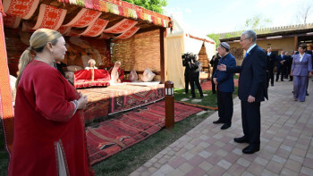 Фотография к новости: Тоқаев пен Бердімұхамедов Түркістандағы "Этноауыл" кешеніне барды