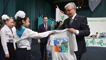 Фотография к новости: Атыраулық оқушы Президентке суды үнемдеуге үндейтін суреттерін көрсетті