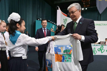 Фотография к новости: Атыраулық оқушы Президентке суды үнемдеуге үндейтін суреттерін көрсетті