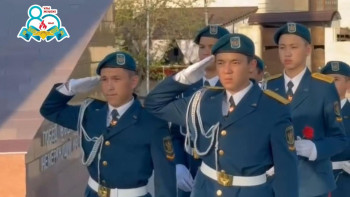 Фотография к новости: Ұландар Шымкенттегі "Данқ" мемориалына гүл шоқтарын қойды