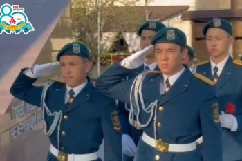 Фотография к новости: Ұландар Шымкенттегі "Данқ" мемориалына гүл шоқтарын қойды