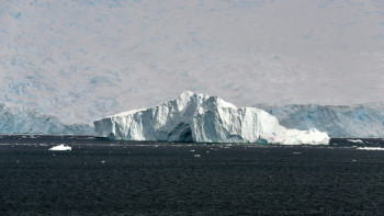 Фотография к новости: "Ақырзаман айсбергі" қозғалуда: Еуропаны су басу қаупі бар