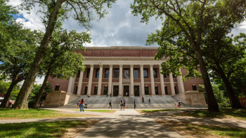 Фотография к новости: Гарвард университеті Трамп әкімшілігін сотқа берді