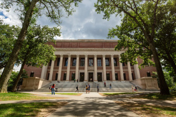 Фотография к новости: Гарвард университеті Трамп әкімшілігін сотқа берді
