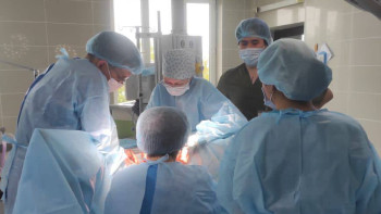 Фотография к новости: Алматыда өткен халықаралық форумда үздік хирургтар тікелей эфирде операция жасады