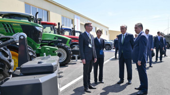 Фотография к новости: Тоқаев пен Бердімұхамедов өнеркәсіп көрмесін аралап көрді
