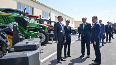 Тоқаев пен Бердімұхамедов өнеркәсіп көрмесін аралап көрді