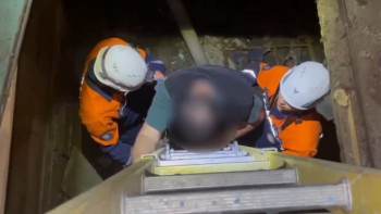 Фотография к новости: Талдықорғанда жертөлеге құлап кеткен ер адам құтқарылды