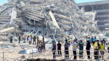 Фотография к новости: Жер сілкінісі: құлаған ғимарат астында қалып, қаза тапқандар саны 50-ден асты