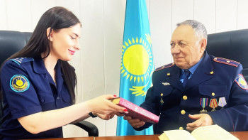 Фотография к новости: Қарағандыда ардагер музейге сирек кітапты сыйға тартты