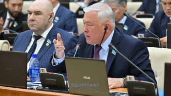 Фотография к новости: Депутат көшеде видео түсіретін блогерлердің заңсыз әрекеттеріне тосқауыл қоюды ұсынды