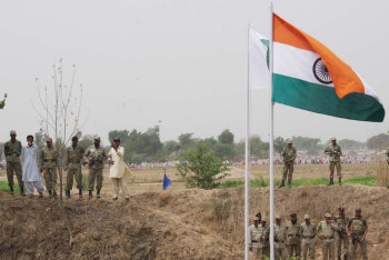 Фотография к новости: Үндістан Пәкістанмен шекарадағы басты өткелді жапты
