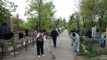 Фотография к новости: "Таза Қазақстан: Алматы жастары Ұлы Жеңістің 80 жылдығына арналған сенбілікке қатысты