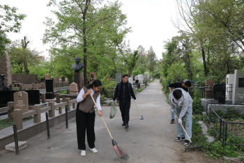 Фотография к новости: "Таза Қазақстан: Алматы жастары Ұлы Жеңістің 80 жылдығына арналған сенбілікке қатысты