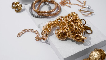 Фотография к новости: Олигархтардан алынған зергерлік бұйымдар аукционда сатылды