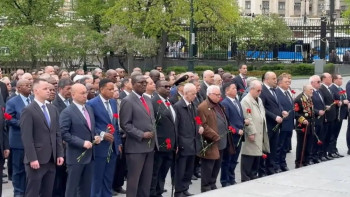 Фотография к новости: Ресейдегі елші Мәскеуде Мәңгілік алауға гүл шоғын қоды