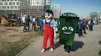 Фотография к новости: Актерлер, музыканттар, кітапханашылар елорданың тазалығына атсалысты