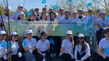 Фотография к новости: Он мыңдаған медицина қызметкері сенбілікке шықты