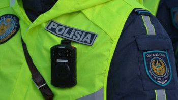 Фотография к новости: Оралда полицейлер тұрғынды құтқарып қалды