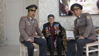 Фотография к новости: Әскери қызметшілер майдангерлерді құттықтап барды