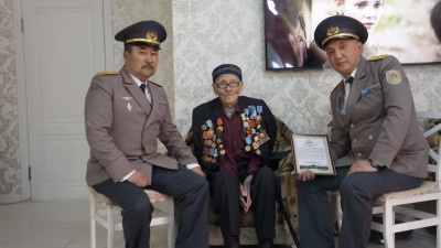 Әскери қызметшілер майдангерлерді құттықтап барды