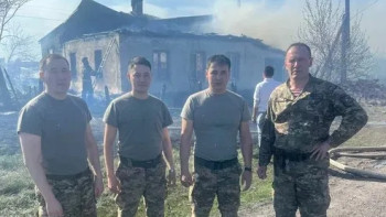 Фотография к новости: Ұландықтар өртеніп жатқан үйден балаларды құтқарып қалды