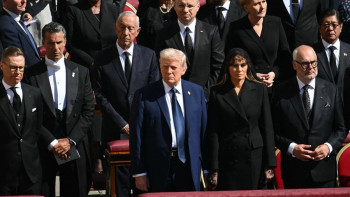 Фотография к новости: Рим папасының жаназасына көк киіммен келген Трамп сынға қалды