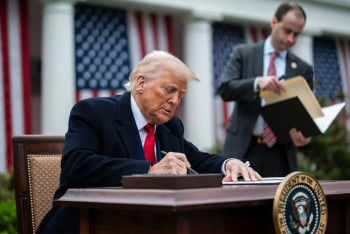 Трамп бар болғаны 100 күнде АҚШ экономикасын дағдарыс шегіне жеткізді