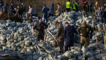 Фотография к новости: СҚО-да үшінші күн тасқынмен күрес: бөгетті нығайту жалғасуда