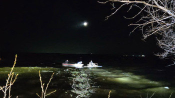 Фотография к новости: Иесіз жатқан катамаранға мініп кеткен жасөспірімдер құтқарылды