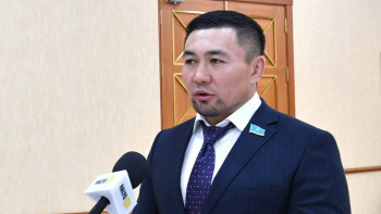 Фотография к новости: Депутат балалы болған жас отбасыларға жәрдемақы беруді ұсынды