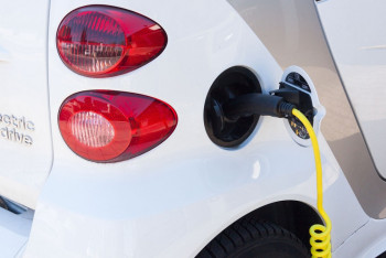 Фотография к новости: Мемқызметкер ұрланған ақшаға әйеліне электромобиль алып берді