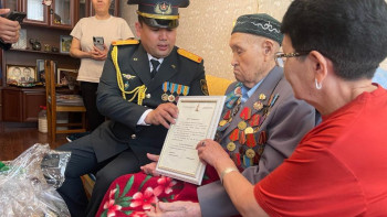 Фотография к новости: Әскерилер 102 жасқа толған соғыс ардагерін құттықтады