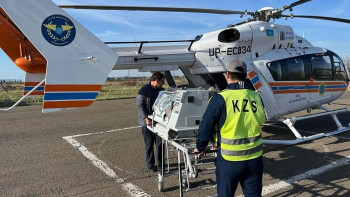 Фотография к новости: Қазавиақұтқару тікұшағымен екі сәби Екібастұздан Павлодарға эвакуацияланды