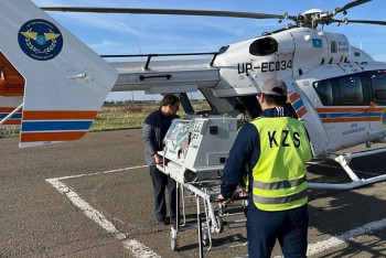 Фотография к новости: Қазавиақұтқару тікұшағымен екі сәби Екібастұздан Павлодарға эвакуацияланды