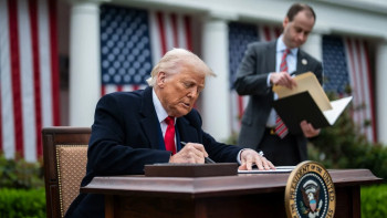 Фотография к новости: Трамп қоғамдық радиоға бөлінетін қаржыны бұғаттау туралы жарлыққа қол қойды