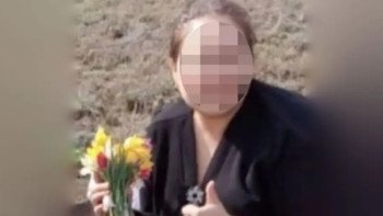 Фотография к новости: Ақтөбеде қызғалдақпен суретке түскен әкімнің ісі сотқа түсті