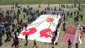 Фотография к новости: 200 метрлік киіз: жамбылдық қолөнершілердің еңбегі Қазақстанның КИНЭС рекордтар кітабына енді