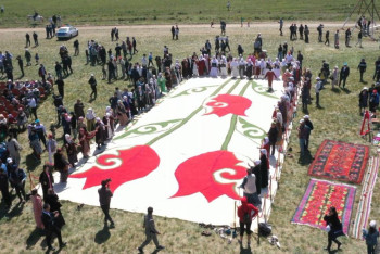 Фотография к новости: 200 метрлік киіз: жамбылдық қолөнершілердің еңбегі Қазақстанның КИНЭС рекордтар кітабына енді