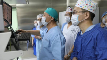 Фотография к новости: Елордалық нейрохирургтар 3 айлық сәбидің миынан ісікті алып тастады