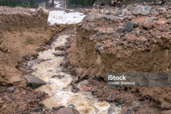 Фотография к новости: Қырғызстанда күшті лай көшкіні жүрді
