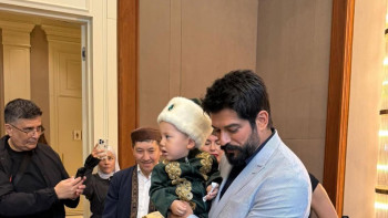 Фотография к новости: Түрік актері Бурак Өзчивит қазақ баласының тұсауын кесті