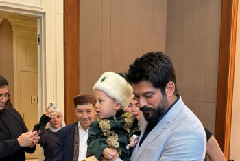 Түрік актері Бурак Өзчивит қазақ баласының тұсауын кесті